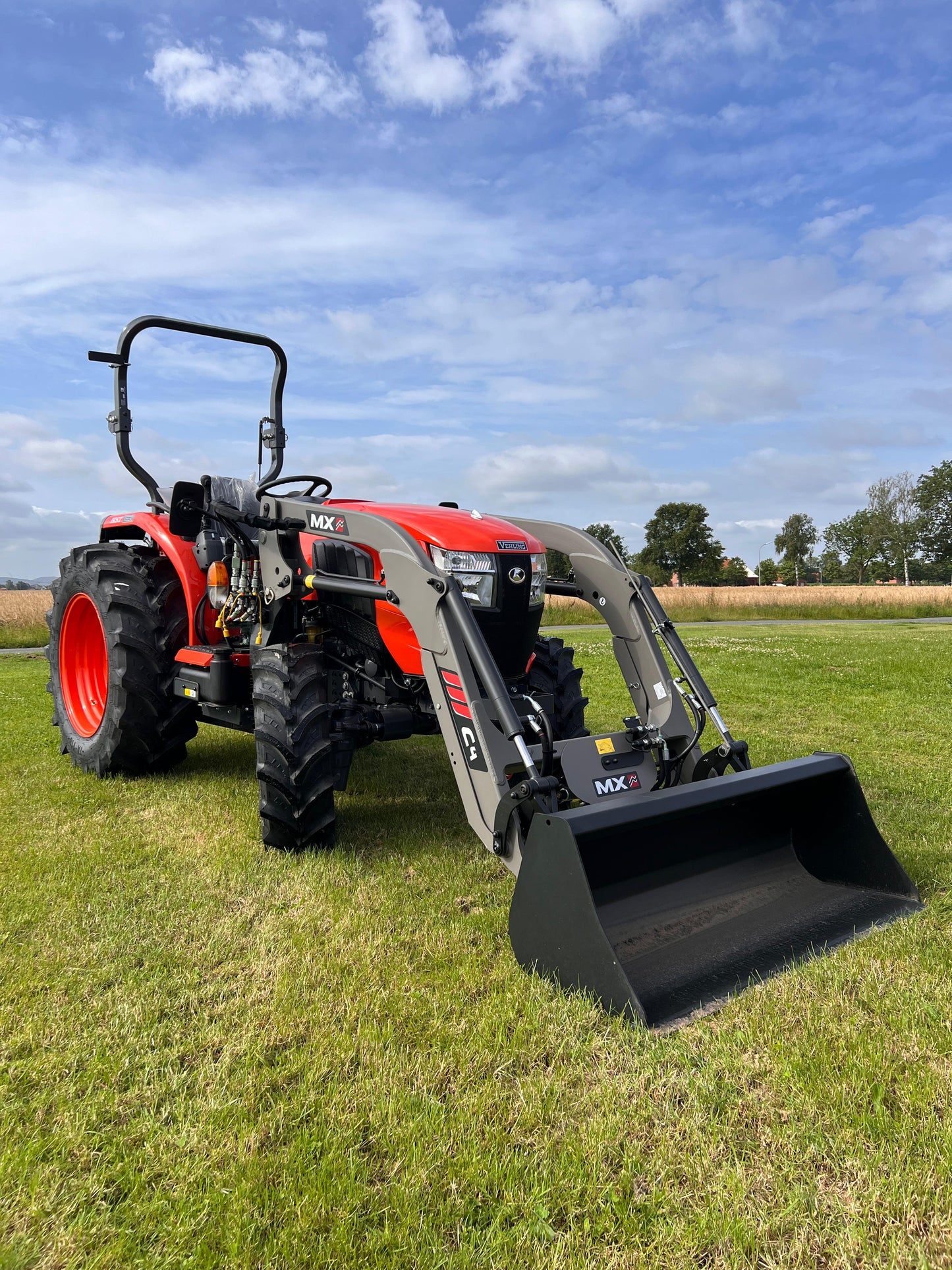 Kubota L1-552 Kompakttraktor inkl. MX Frontlader und Schaufel
