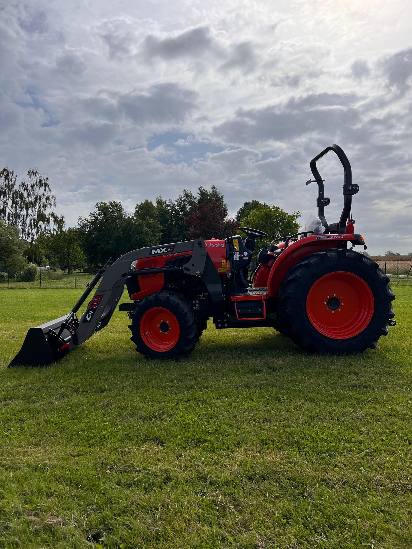 Kubota L1-552 Kompakttraktor inkl. MX Frontlader und Schaufel