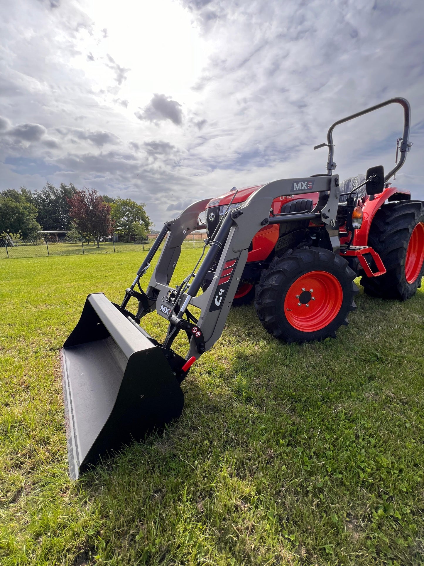 Kubota L1-552 Kompakttraktor inkl. MX Frontlader und Schaufel
